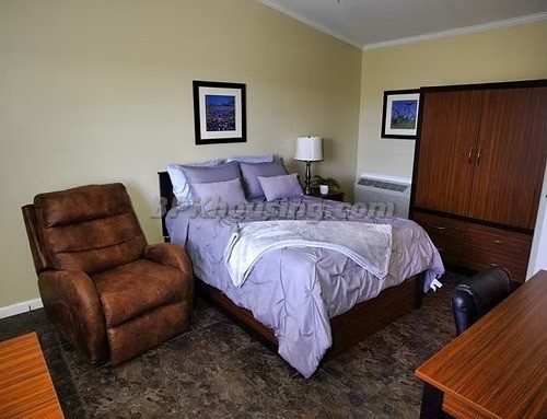 bedroom in a 4 bedroom gov housing military contractor housing